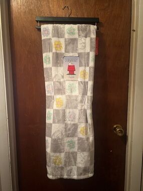 Peanuts Plush Blanket - Gray Floral Check